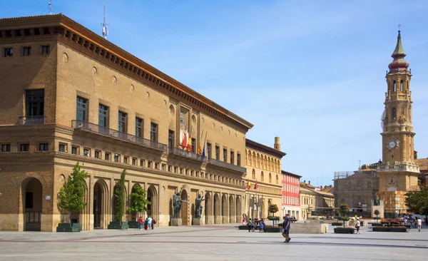 Площадь Plaza del Pilar в Сарагосе, Испания — стоковое фото