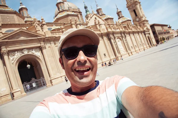 Man neemt een selfie in Zaragoza, Spanje — Stockfoto