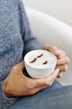 bir fincan cappuccino ile genç adam