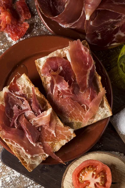 Catalán pa amb tomaquet con jamón serrano —  Fotos de Stock