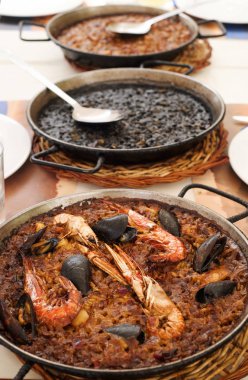 İspanyol deniz ürünleri paella, siyah paella ve fideua