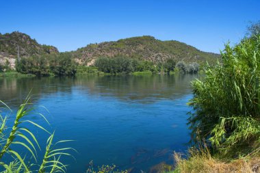 Ebro Nehri'nin olarak Benifallet, İspanya geçer