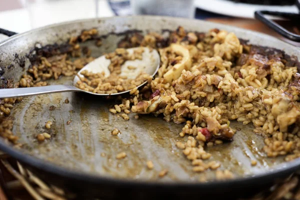 Paella-Pfanne mit spanischer Meeresfrüchte-Paella — Stockfoto