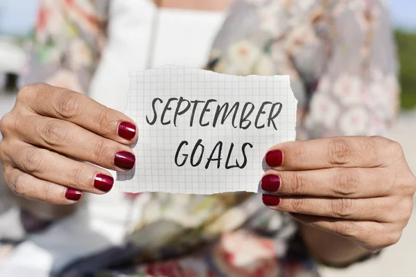 Woman with a note with the text september goals — Stock Photo, Image
