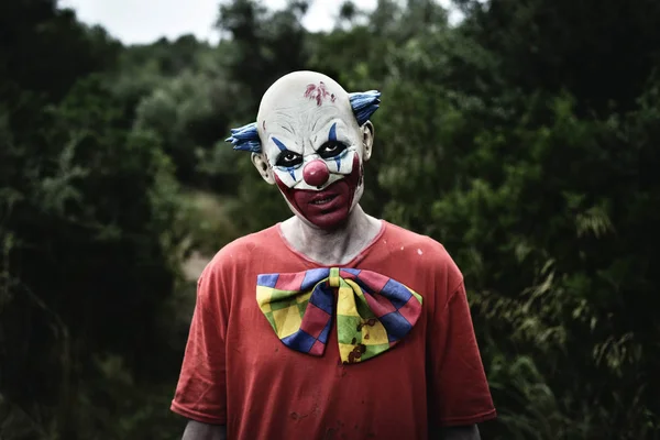 Skrämmande onda clown i skogen — Stockfoto