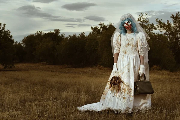 Страшний злий клоун у сукні нареченої — стокове фото