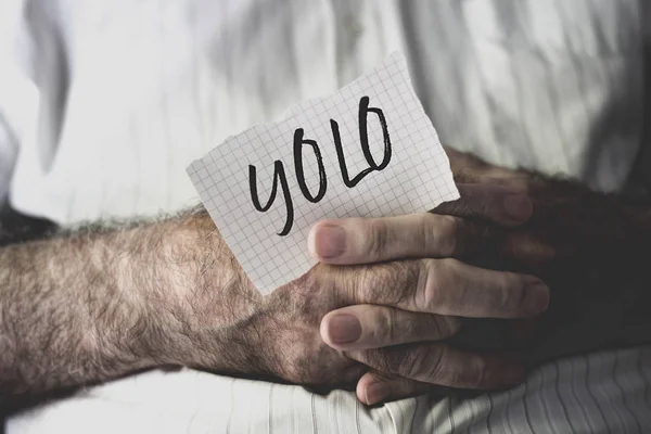 Stary człowiek z Uwaga z word yolo — Zdjęcie stockowe