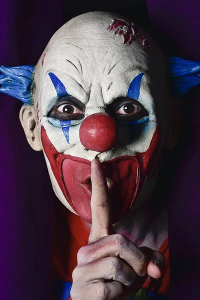 Eng kwade clown vragen om stilte — Stockfoto