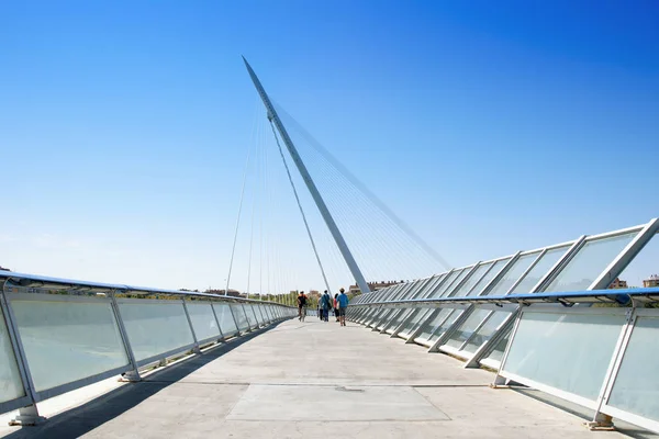 Puente de Pasarela del Voluntariado en Zaragoza, España —  Fotos de Stock