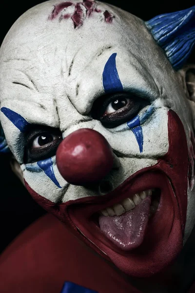 Страшный злой клоун, вынимающий язык — стоковое фото