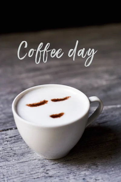 Tazza di cappuccino e caffè di testo giorno — Foto Stock