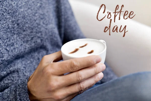 Tazza di cappuccino e caffè di testo giorno — Foto Stock