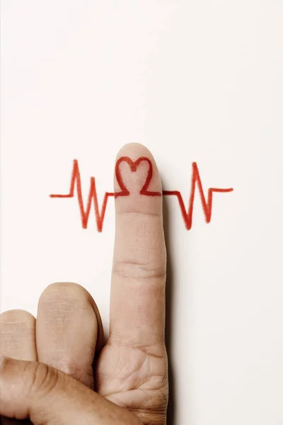 Serce symbol w palec wskazujący człowieka — Zdjęcie stockowe