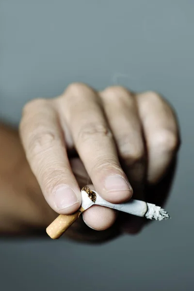 Junger Mann gibt Rauchen auf — Stockfoto
