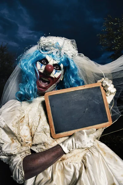 Gruseliger böser Clown im Brautkleid — Stockfoto