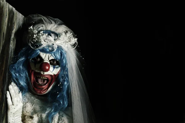 Τρομακτικό κακό κλόουν σε ένα φόρεμα νύφη — Φωτογραφία Αρχείου