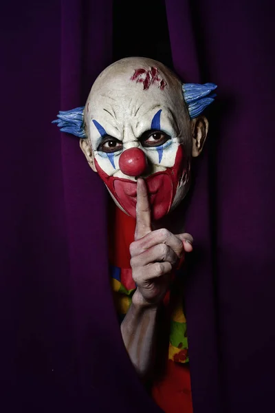 Effrayant clown mal demandant le silence — Photo