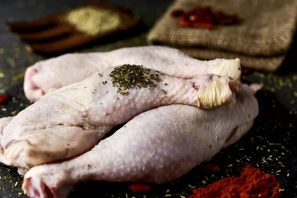 Çiğ tavuk budu pişirilmeli hazır — Stok fotoğraf