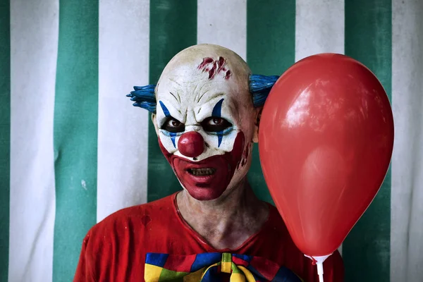 Страшный злой клоун в цирке — стоковое фото