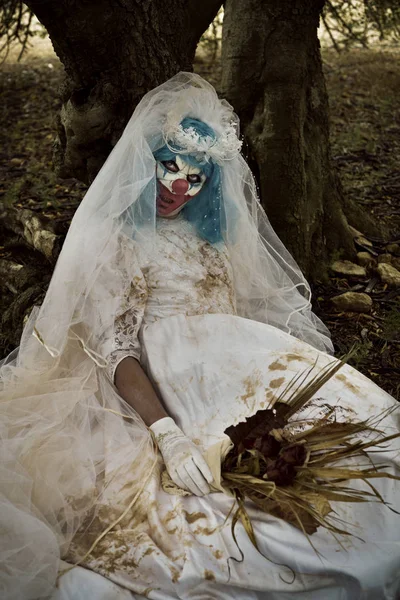 Skrämmande onda clown i en brud klänning — Stockfoto