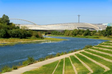 Ebro Nehri'nin ve köprü Pavyonu Zaragoza, İspanya