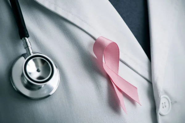 Médico con una cinta rosa —  Fotos de Stock