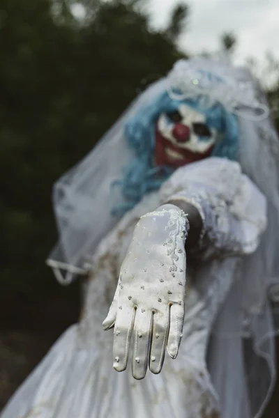 Skrämmande onda clown i en brud klänning — Stockfoto