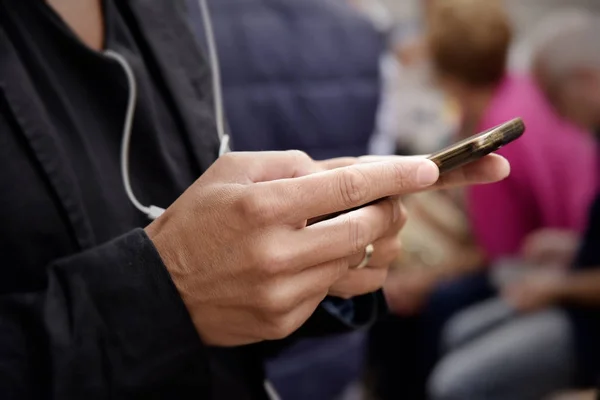 Junger Mann benutzt sein Smartphone — Stockfoto