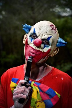 Silahını ormanda üfleme korkunç şeytani palyaço