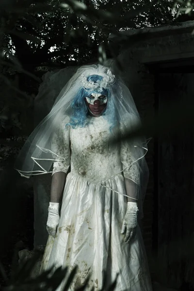 Félelmetes gonosz bohóc a menyasszonyi ruha — Stock Fotó