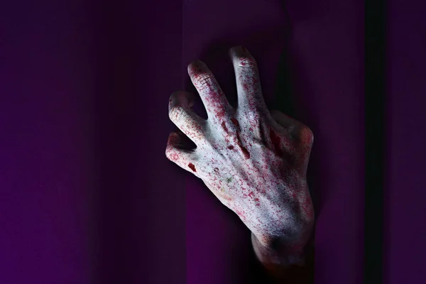 Зомбі рука виходить з-за завіси сцени — стокове фото