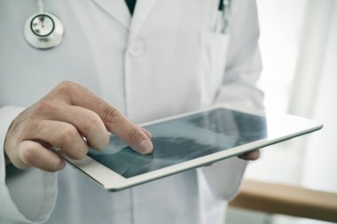 Doktor adam göğüs grafisinde kontrol