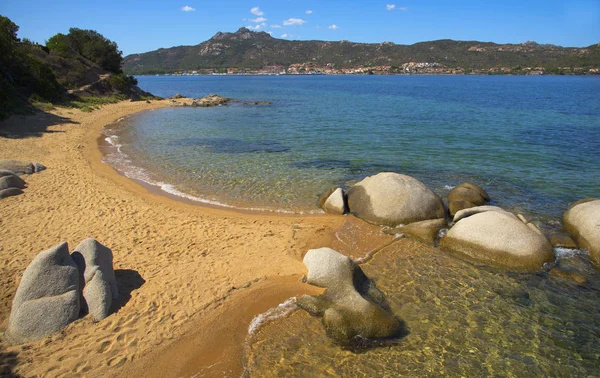 Cala Ginepro plajı manzarası, Sardinya, İtalya