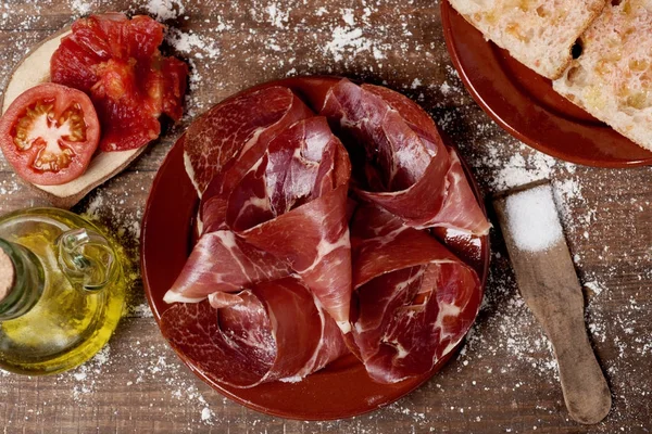 Serrano jambonu ve Katalanca pa amb tomaquet