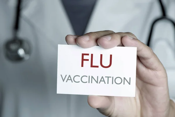 Az orvos és a jelzőtábla az szöveg influenza elleni védőoltást — Stock Fotó
