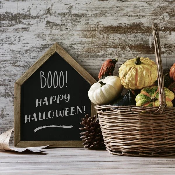 Tabule s textem happy halloween a dýně — Stock fotografie