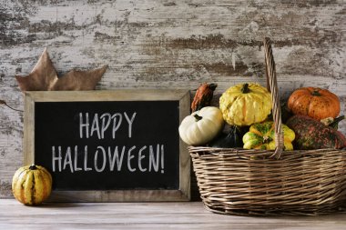 Kara tahta metin ile mutlu Cadılar Bayramı ve kabaklar