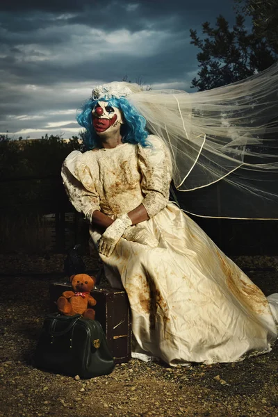 Τρομακτικό κακό κλόουν σε ένα φόρεμα νύφη στο σούρουπο — Φωτογραφία Αρχείου