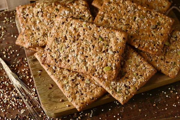 Braune Cracker garniert mit Samen — Stockfoto