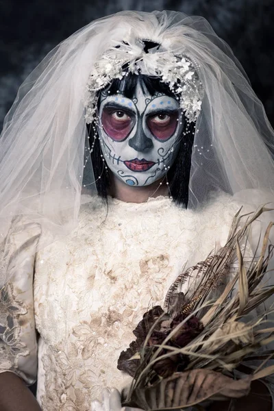 Sposa con un messicano calaveras trucco — Foto Stock