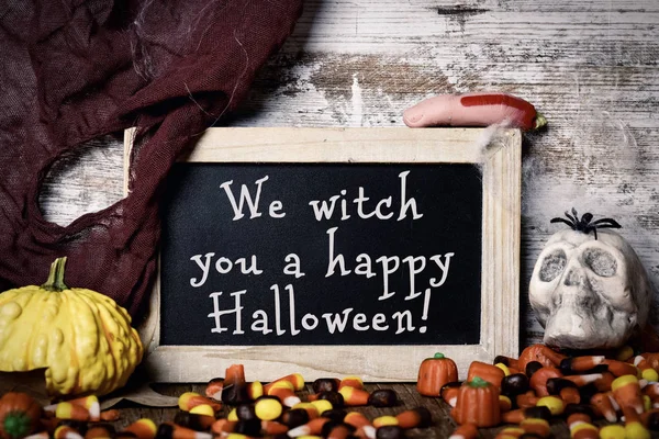 Snoepjes en tekst die wij u een gelukkig heks Halloween — Stockfoto
