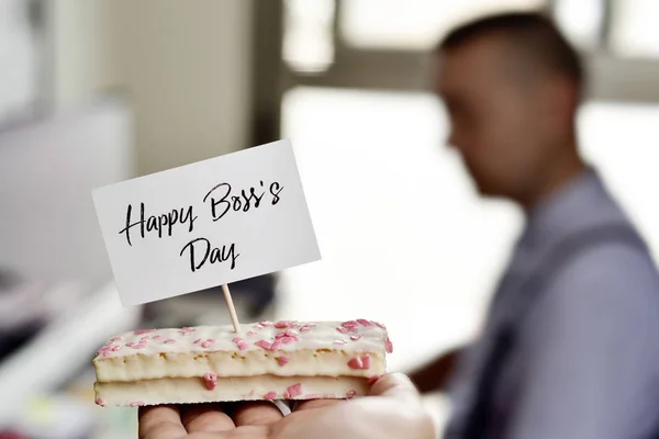 Pedazo de pastel con el texto feliz día jefe —  Fotos de Stock