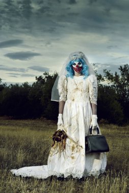 Gelin elbise açık havada korkunç şeytani palyaço