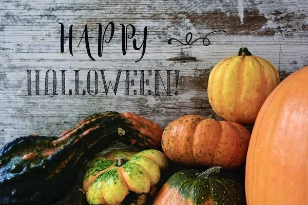 Texto feliz halloween y calabazas —  Fotos de Stock