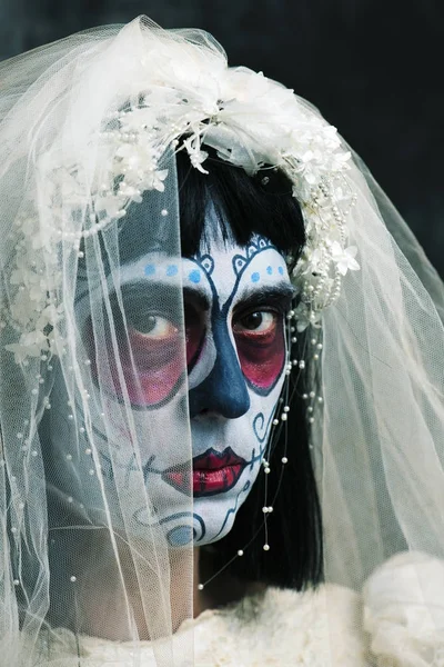Наречена з мексиканським макіяжем кальверів — стокове фото