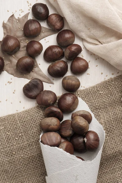 Castanhas em uma mesa — Fotografia de Stock