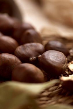 Kestane ve sonbahar yaprakları