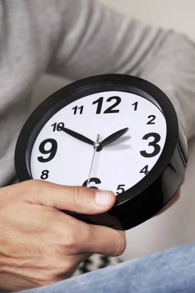 Man adjusting the time of a clock — Stock Photo, Image