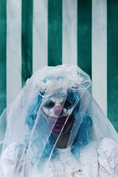 Palhaço do mal assustador em um vestido de noiva no circo — Fotografia de Stock