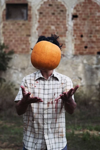 Uomo spaventoso giocare con una zucca — Foto Stock